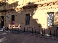 Nuove rastrelliere a Reggio Emilia montane alla Scuola Primaria S. Agostino in netto contrasto con il paesaggio architettonico