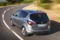 Tra le novit� estetiche si riconoscono la nuova calandra, adottata anche dalla nuova Opel Insignia, con una griglia anteriore elegante, numerose cromature e gruppi ottici dal nuovo disegno. 
