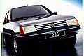 La 205 arriva in Italia nellottobre 1983 con carrozzeria a 3 e 5 porte con motorizzazioni di 1000, 1200 e 1400 cc con vari livelli di allestimento.