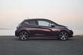 Disponibile nella versione tre porte, la Peugeot 208 XY si distingue alla versione Allure dalla quale deriva per diversi dettagli, riconoscibili, ad esempio, nelle carreggiate allargate.