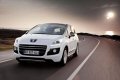 Peugeot 3008 Hybrid4 differisce dal modello di serie per alcuni dettagli, come le luci a LED anteriori, la calandra con i listelli cromati orizzontali e le modanature laterali di colore nero