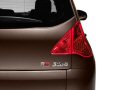 La nuova Peugeot 3008 Napapijri  riconoscibile per la presenza di badge identificativi collocati sulle porte anteriori, e alla base del portellone posteriore, e per il decoro a contrasto lucido-opaco sul montante anteriore.