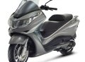 Le qualit del nuovo Piaggio X10 parlano chiaro e si affidano a linee moderne, sinuose e avvolgenti, studiate in galleria del vento, e ad una dotazione ricchissima. 