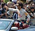 Pilota della F1 Mark Webber che saluta il pubblico di Torino