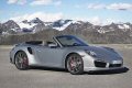 La Porsche 911 Cabrio si fa in due e si declina nelle varianti Turbo e Turbo S, la cui potenza erogata  pari rispettivamente a 520 e 560 CV.