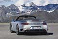 Per quanto riguarda le caratterizzazioni fisiche la Porsche 911 Turbo sfoggia i tipici passaruota posteriori pronunciati, maggiorati di 28 mm rispetto ai modelli 911 Carrera 4.
