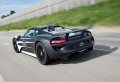 La 918 Spyder pu lavorare anche in una modalit a emissioni zero con circa 25 km di autonomia e 150 km/h di velocit massima, garantita dalle batterie al litio da 6,8 kWh.