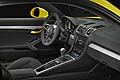 Gli interni della Cayman GT4 sono studiati per garantire il massimo piacere di guida. I sedili sportivi sono rivesti in pelle e Alcantara e garantiscono un ottimo contenimento laterale. 