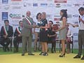 Premiata Sophie Eden ladetta delle pubbliche relazioni del Team Williams di F1 al Trofeo Lorenzo Bandini 2012 consegnato da Luciano Parini