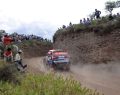 Dakar 2011veicolo BMW con spettatori sulle dune