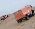Dakar 2011 con camion e auto che affrontano una duna