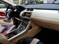 Range Rover Evoque Bollinger si distingue dalla versione di riferimento per alcuni elementi estetici, rivolti ad enfatizzare il carattere sportivo, che vedono la colorazione specifica di alcuni dettagli e l'applicazione di loghi dedicati. 