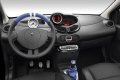 La carrozzeria sfoggia le tipiche fasce bianche Gordini, abbinate ai colori Blu Malta, Bianco Ghiaccio, Nero Nacr� e Rosso Vivo.