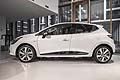 Renault Clio Costume National inclusi nellequipaggiamento la tinta bianco ghiaccio, cerchi in lega da 17 diamantati grey, smart nav con parking camera, easy access system e lesclusiva tokyo bag. Renault Clio Costume National Limited Edition laterale