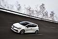 In dettaglio, il motore della Renault Clio R.S. 220 EDC Trophy dispone del 10% di potenza supplementare e fino a 40Nm di coppia in pi, grazie a una nuova mappatura, un turbo di taglia superiore, un circuito di aspirazione che riduce le inefficienze.