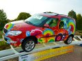 Skoda a Gardaland, in primis la Skoda Roomster, una vettura dai colori vivacissimi, versatile e spaziosa, immortalata da Angelo