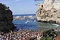 Spettacolo tavole da serf a Polignano a mare che intrattengono il pubblico del Red Bull Cliff Diving World Series