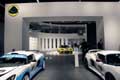 sulla destra la vettura da competizione Lotus Exige R-GT presentata al salone di Francoforte
