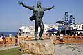 Statua di Domenico Modugno a Polignano a Mare per il Red Bull Cliff Diving World Series 2017