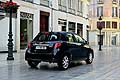 Il frontale della nuova Yaris si ispira ai noti concetti di design Keen Look e Under Priority, arricchito da un elemento ad X, che separa la parte superiore del frontale della vettura da quella inferiore. 