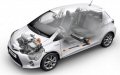 Piccola fuori e grande dentro, come recita lo slogan ideato per lutilitaria nipponica, la nuova Toyota Yaris Hybrid non dimentica la propria vocazione dinamica evocandola attraverso elementi estetici come linedita dei fari e della griglia di aerazione