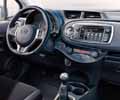 Toyota Yaris immagine interni, volante e cruscotto centrale