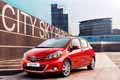 Toyota Yaris rossa city car frontale vettura. Auto di punta del segmento A della casa automobilistica del Sol Levante