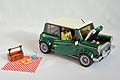 I progettisti LEGO hanno basato il proprio modellino sullultima generazione della Mini Cooper classica costruita fino allanno 2000, ricreando il suo appeal. 