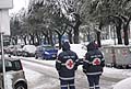 Disagi per la neve con gli uomini della croce rossa