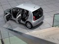 Volkswagen up! 5 porte si affianca, con il debutto di inizio estate, alla fortunata versione 3 porte, auto di riferimento del 2011, che ha conquistato il primo posto nella statistica delle Immatricolazioni in Germania.