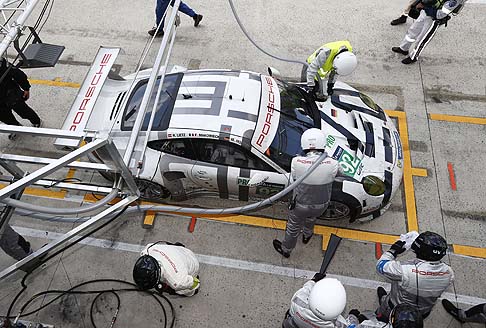 Audi - Dopo un inizio gara emozionante grazie alle condizioni meteo variabili, numerosi incidenti e una notte relativamente tranquilla, Timo Bernhard aveva preso il comando con la sua Porsche 919 Hybrid. 