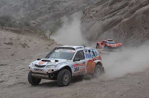 Hummer - Dakar - stage 4 - la vettura n.369 guidata da Garcia Francisco Jose (ARG) / MalanoJavier Mauricio una Subaru Forester e la racing cars n. 323 di Errandonea Bernard (AND) / Debron Arnaud (FRA) su SMG Buggy