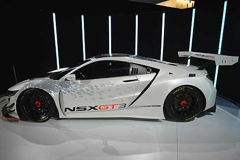 Purosangue a Confronto - Acura NSX GT3 Race Car NSX è la supercar Honda per eccellenza