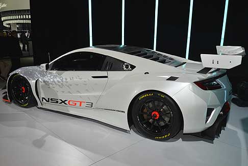 Purosangue a Confronto - Acura NSX GT3 Race Car retrotreno vettura da competizione