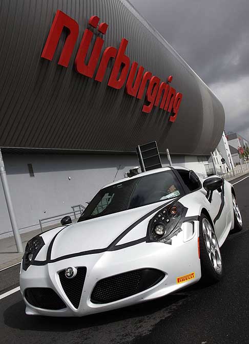 Alfa Romeo - Alfa Romeo 4C sul circuito di Formula 1 del Nurburing in Germania