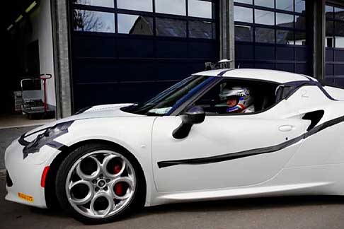 Alfa Romeo - Alfa Romeo 4C con il driver giornalista Host van Saurma