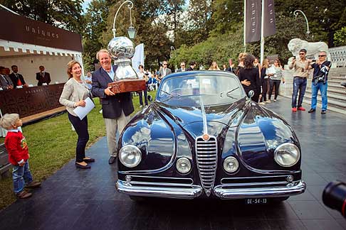Concorso di eleganza - Alfa Romeo 6C 2500 SS coup Touring Superleggera con il trofeo vinto Best of Show