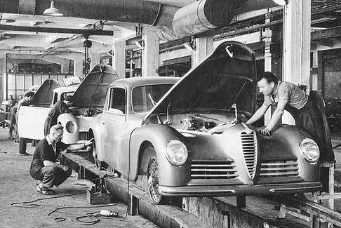 Alfa Romeo - Alfa Romeo 6C 2500 Sport Freccia d´Oro del 1947 nella fabbrica di Portello