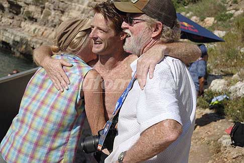 Tuffi alta quota Polignano a Mare - Americano Andy Jones giunto terzo, abraccia i suoi genitori a Polignano a Mare al Red Bull Cliff Diving 2017