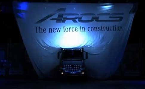 Mercedes-Benz - Anteprima mondiale trucks Mercedes-Benz Acros tolto il velo con le pale meccaniche