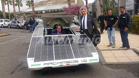 Prototipo solare - Archimede Solar Car 1.0 con il sindaco Enzo Bianco nellabitacolo, e il Prof. Lanzafame