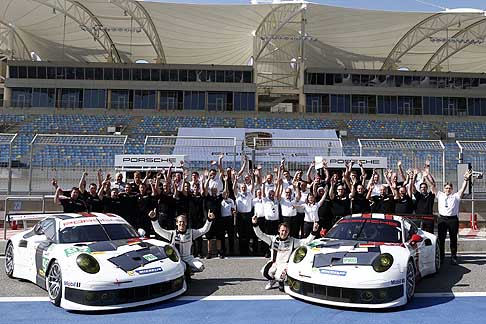 Porsche - Auto da competizione e tutto il team Porsche