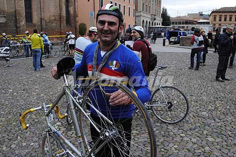 La Furiosa - Simpatica atmosfera con bici forata a fine gara La Furiosa a Ferrara