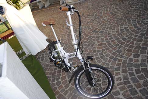Reggio Calabria - Bicicletta elettrica rispettosa dellambiente stand sul Lungmare a Reggio di Calabria 