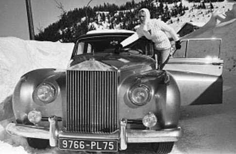 Star cars - La sex symbol Brigitte Bardot su una Rolls-Royce Silver Cloud Convertible