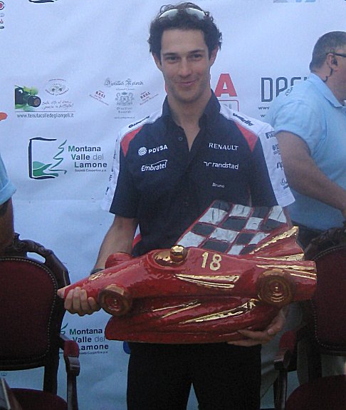 Libro - Bruno Senna che mostra alla stampa il trofeo vinto Trofeo Lorenzo Bandini foto archivio Automania