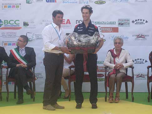 Bruno Senna - Bruno Senna che ritira il premio Trofeo Lorenzo Bandini 2012 consegnato da Maurizio Savorani. Affianco la sorella di Bandini sulla destra.