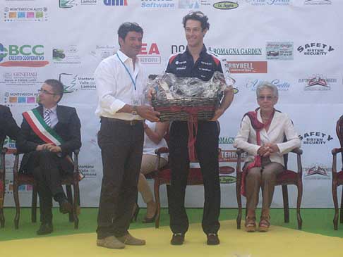 Libro - Immagini di archivio di Automania con la premiazione di Bruno Senna per il Trofeo Lorenzo Bandini