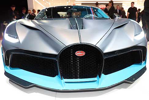 Bugatti - Bugatti Divo calandra ed  dotato di un potente motore W16 da 8 litri