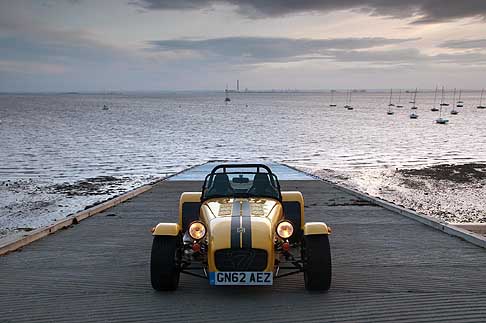 Caterham - Caterham 7 Supersport R la dotazione include pneumatici Avon CR500, molle sportive per le sospensioni, sedile race e cintura a quattro punti, differenziale a scorrimento limitato